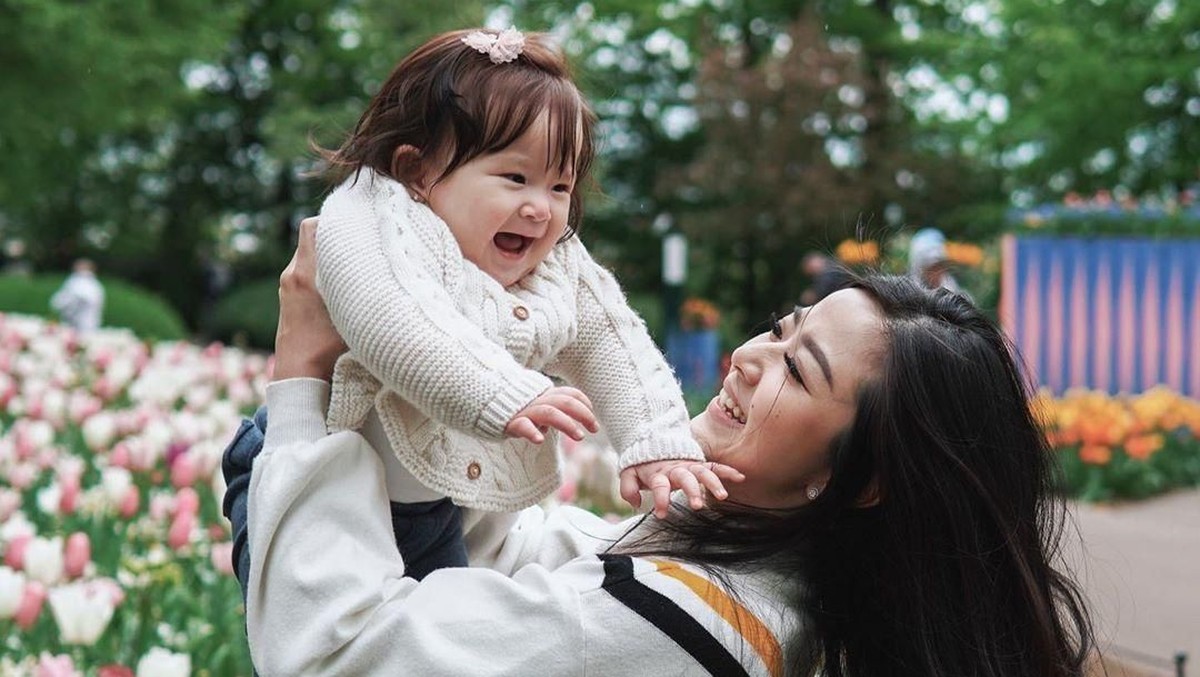 Seorang presenter&comma; Franda&comma; tengah ramai dibicarakan karena masalah nama anak&period; Berikut simak kehangatan Franda dan Zyvechia&period;