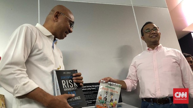 Gubernur DKI Jakarta Anies Baswedan mengatakan ruang baca perlu diperbanyak untuk mempermudah warga mendapat bahan bacaan dan meningkatkan literasi.