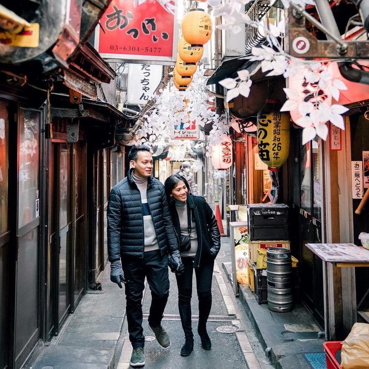 <p><em>Quality time</em> berdua menikmati sudut Kota Tokyo sambil gandengan tangan. <em>Sweet</em>! (Foto: Instagram @elsapasaka_r)</p>