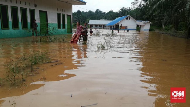 Banjir merendam 135 rumah warga di Kabupaten Madina, Sumatera Utara yang disebabkan hujan lebat sehingga Sungai Sampuran dan Sungai Batang Tamiang meluap.
