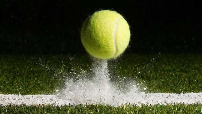 Tenis identik dengan raket dan juga bola tenis yang berwarna terang. Namun sebenarnya apa warna asli bola tenis? kuning atau hijau?