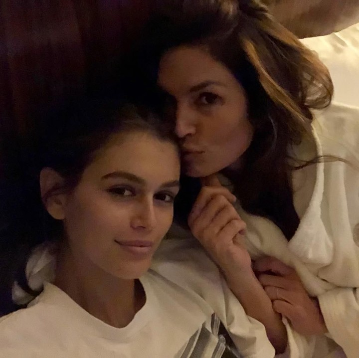 <p>Meski sibuk dengan pekerjaan masing-masing, Cindy dan Kaia masih meluangkan waktu untuk<em> quality time.</em> (Foto: Instagram @cindycrawford)</p>