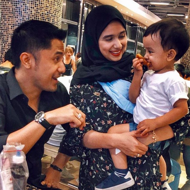 <p>Menemani Zavier, sang anak bungsu yang baru saja disunat. Kakak Bintang yang motret mereka nih, Bun. (Foto: Instagram @hengkykurniawan)</p>