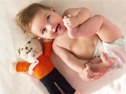 Stimulasi Perkembangan Bayi 4 Bulan dengan 7 Mainan Ini Yuk Bunda