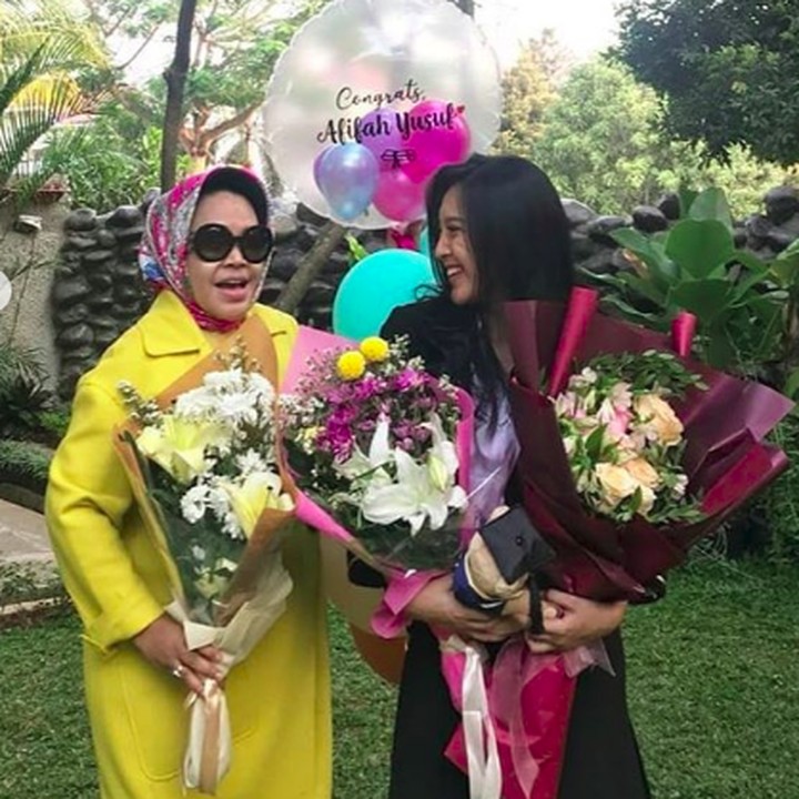 Hetty saat merayakan kelulusan kuliah Afi di kampusnya tahun lalu. Afi resmi menyandang gelar sarjana ekonomi. (Foto: Instagram @hke57)
