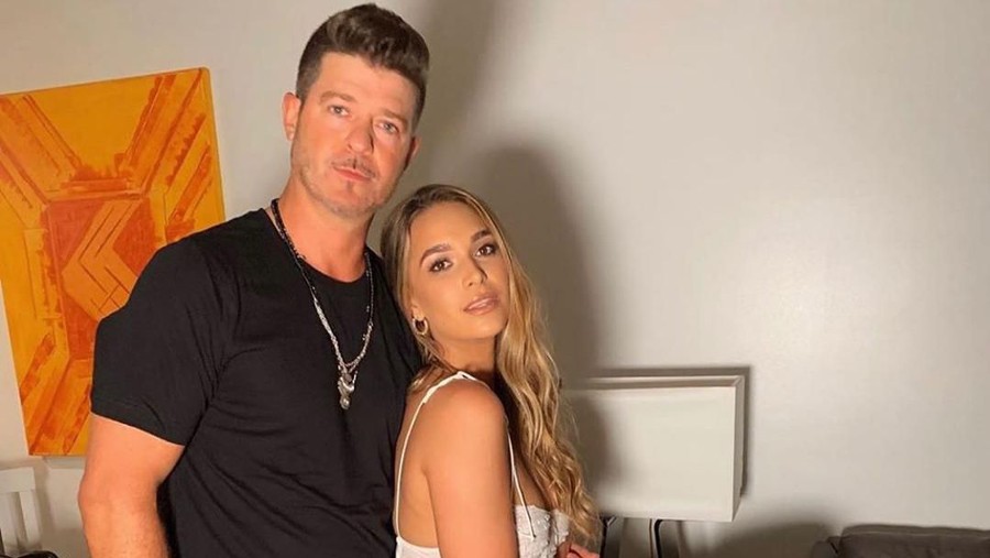 Robin Thicke baru saja mengalami peristiwa kecelakaan mobil bersama tunangan. 