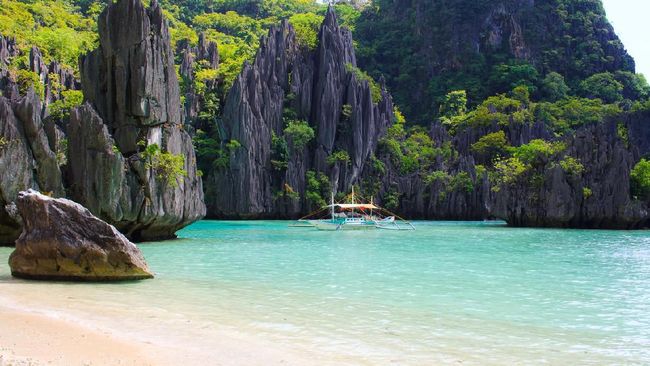 Pantai-pantai indah di Filipina bukan cuma Boracay atau Palawan saja.