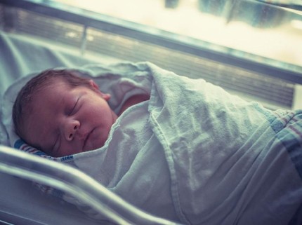 Risiko Pisahkan Bayi dari Ibu Menyusui yang Positif Corona