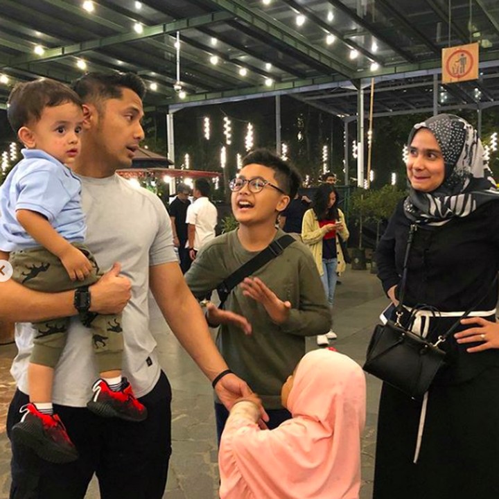 <p>Kira-kira mereka sedang ngobrolin apa ya? Ekspresi Bunda Sonya seperti sedang menahan senyum ya. <em>He-he-he.</em> (Foto: Instagram @hengkykurniawan)</p>