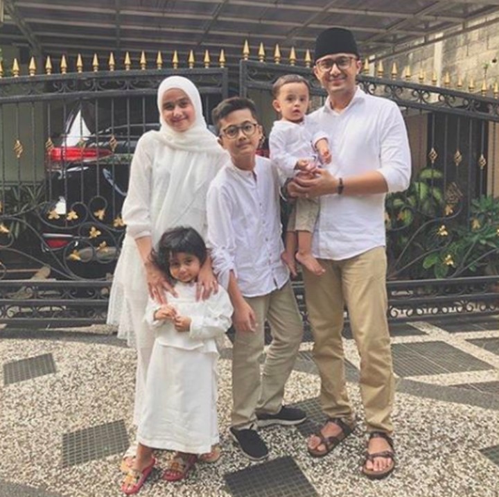 <p>Momen lebaran lalu, keluarga Hengky dan Sonya kompak mengenakan busana berwarna putih. (Foto: Instagram @sonyafatmala)</p>