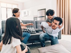 Orang Tua Lebih Sayang Anak Bungsu atau Anak Sulung? Begini Hasil Studinya