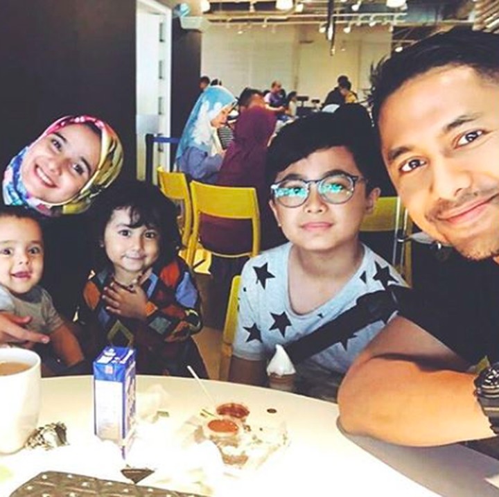 <p>Hengky menyempatkan waktu untuk mengajak keluarga kecilnya menikmati makan di luar rumah. (Foto: Instagram @sonyafatmala)</p>