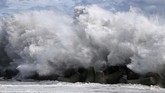 FOTO: Topan Faxai Ganggu Aktivitas Warga Jepang Topan Faxai dengan potensi angin dan hujan melanda kota Tokyo, Jepang, pada Senin (9/9) dini hari.