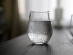Tak Sengaja Minum Air Es Isi Disinfektan, Perut Wanita Ini Terbakar!