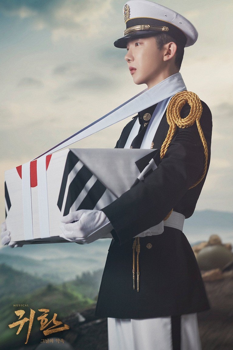 Idol K-pop ternama yang sedang tugas wajib militer seperti Xiumin, Onew, dan Yoon Ji Sung akan bintangi dalam musikal militer. Intip potretnya berikut ini.