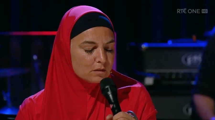 Sinead O'Connor tampil di The Late Late Show Irlandia.