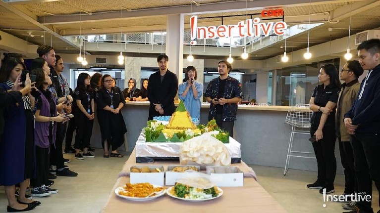 Kemeriahan Acara Syukuran Penayangan Perdana Insert Story Program Trans TV, Insert kembali memberikan tayangan menarik bertajuk Insert Story untuk para pemirsa. Berikut kemeriahan acara syukuran penayangan perdananya.