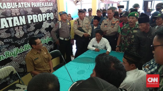 Kantor Kecamatan Proppo, Pamekasan, Madura dikepung massa yang mempertanyakan salah satu kandidat tidak diloloskan dalam Pilkades meski telah memenuhi syarat.