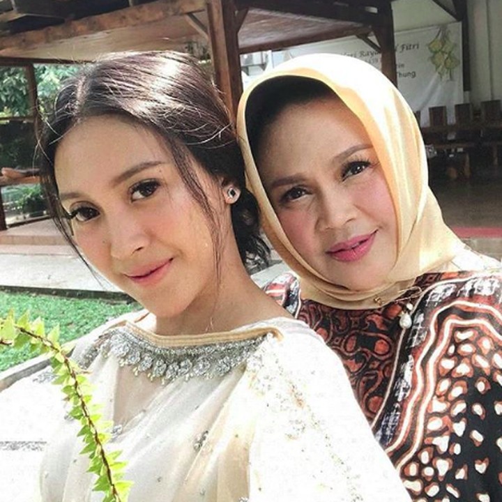 Afi, panggilan Afifah, lebih sering jadi sorotan ketimbang sang kakak, hal ini karena Afifah mengikuti jejak sang ibu, menjadi penyanyi. (Foto: Instagram @hke57)