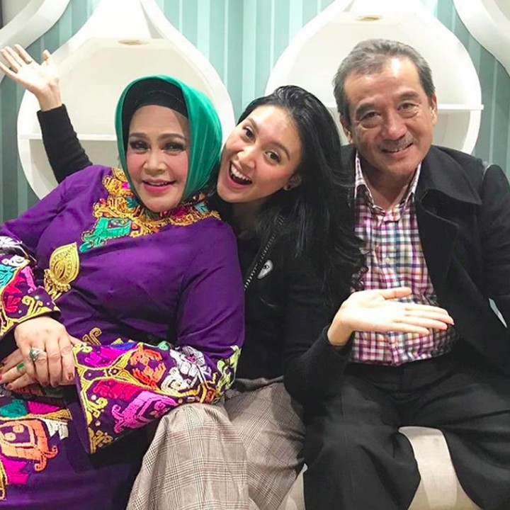 Momen manis Afi bersama kedua orang tuanya. (Foto: Instagram @hke57)