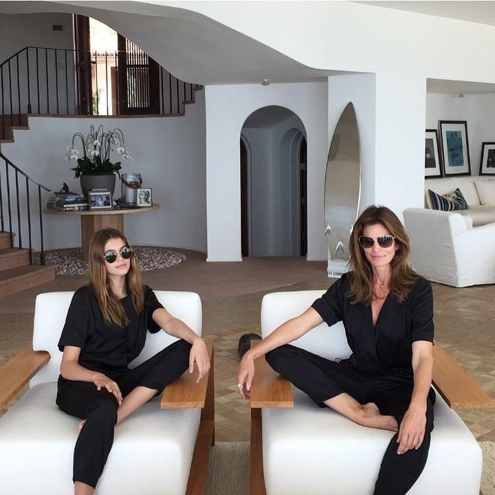 <p>Dari pernikahan dengan pebisnis Rande Gerber, Cindy Crawford, memiliki dua anak. Kaia Jordan Gerber adalah anak kedua pasangan ini yang lahir pada 3 September 2001. (Foto: Instagram @cindycrawford)</p>