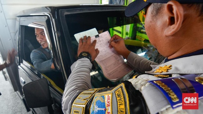 Polisi menilang 941 pengendara terhitung sejak pukul 06.00 hingga 10.00 WIB karena melanggar aturan ganjil genap di Jakarta. Jumlah itu kemungkinan bertambah.