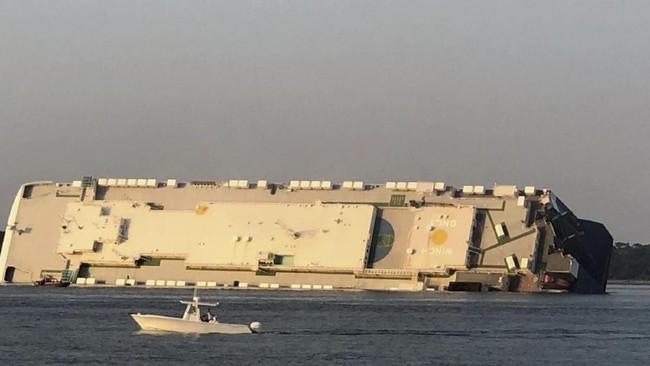 Kapal kargo raksasa pengangkut mobil, Golden Ray, terbalik di lepas pantai Georgia, AS. Sebanyak empat awak dilaporkan hilang.