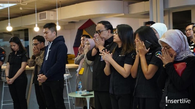 Kemeriahan Acara Syukuran Penayangan Perdana Insert Story Program Trans TV, Insert kembali memberikan tayangan menarik bertajuk Insert Story untuk para pemirsa. Berikut kemeriahan acara syukuran penayangan perdananya.