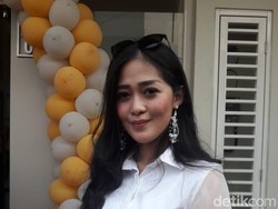 Gracia Indri Rayakan Natal dengan Seorang Pria, Siapa Ya?
