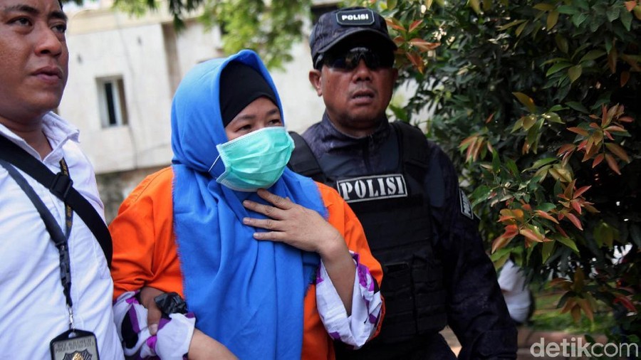 Rekonstruksi Pembakaran Jasad Suami-Anak Tiri Polisi gelar rekonstruksi lanjutan kasus pembunuhan Pupung-Dana. Rekonstruksi lanjutan ini untuk memperagakan adegan tersangka membakar jasad kedua korban.