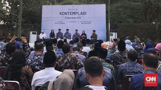 SBY menggelar malam kontemplasi untuk memperingati HUT ke-18 Demokrat, 100 hari Ani Yudhoyono sekaligus ulang tahunnya yang ke-70.