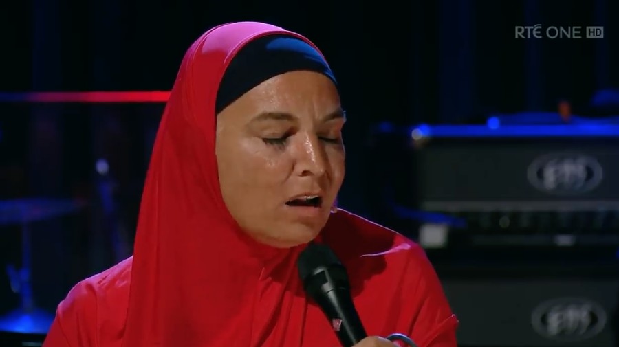 Sinead O'Connor tampil di The Late Late Show Irlandia.