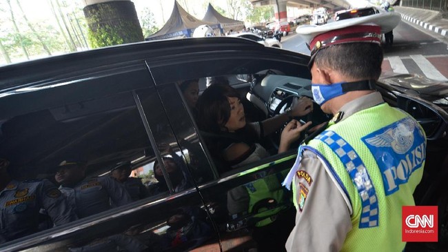 Polisi menerjukan 1.061 personel untuk memantau penerapan perluasan sistem ganjil genap hari pertama, Senin (9/9).