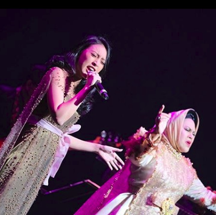 Afi juga duet dengan Hetty Koes Endang di Singapura beberapa waktu lalu. (Foto: Instagram @hke57)
