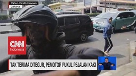VIDEO: Tak Terima Ditegur, Pemotor Pukul Pejalan Kaki