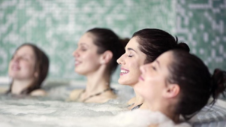 Otot terasa kaku dan membuat tubuh lelah berlebihan? Coba rendaman di jacuzzi yuk, Bun.