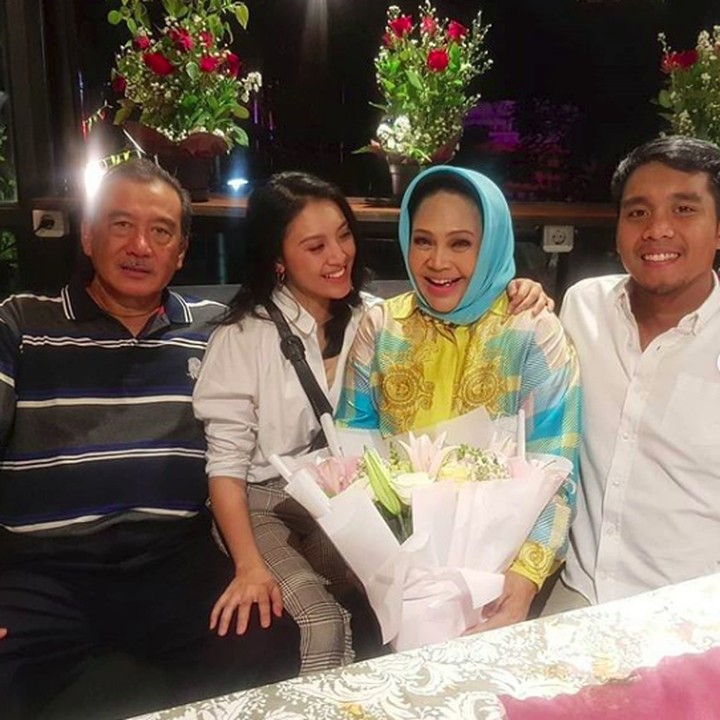 Hetty Koes Endang bersama suaminya, Yusuf Emir Faishal dikaruniai dua anak, Amir Mahmed dan Afifah Yusuf. (Foto: Instagram @hke57)
