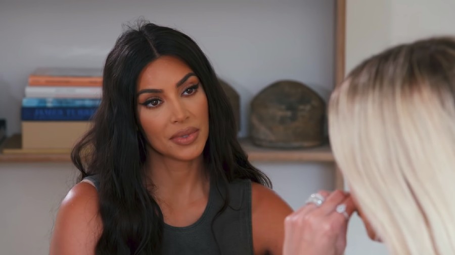 Kisah lucu Kim Kardashian saat harus buang air di botol ketika menginap di sebuah peternakan. 