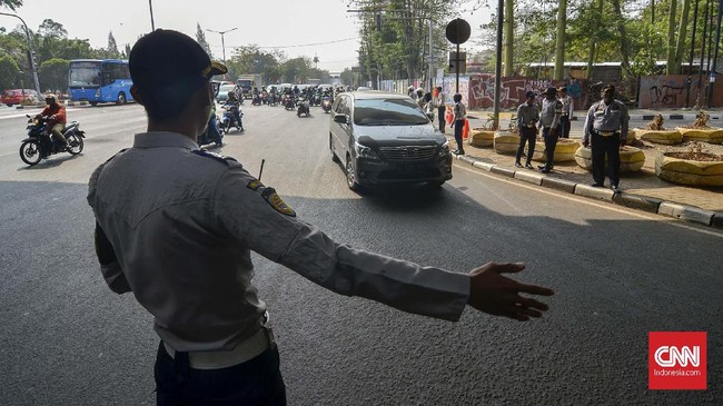 Penertiban aturan ganjil genap di Jalan Pramuka, Jakarta Timur, Senin(9/8). (CNN Indonesia/Daniela Dinda)