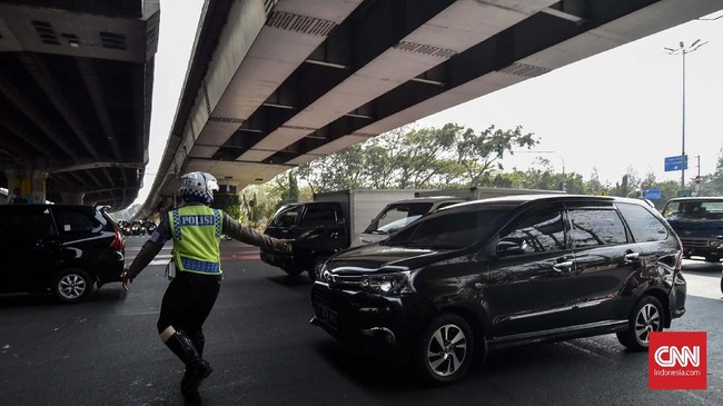 Penertiban aturan ganjil genap di Jalan Pramuka, Jakarta Timur, Senin(9/8). (CNN Indonesia/Daniela Dinda)