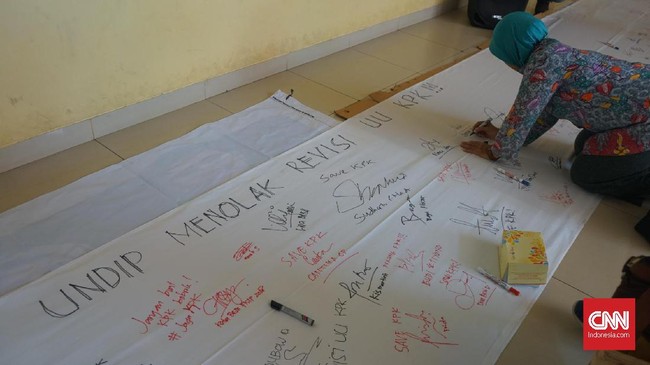Sejumlah elemen akademisi dari berbagai universitas menyerukan penolakan terhadap rencana revisi undang-undang terkait Komisi Pemberantasan Korupsi (UU KPK).