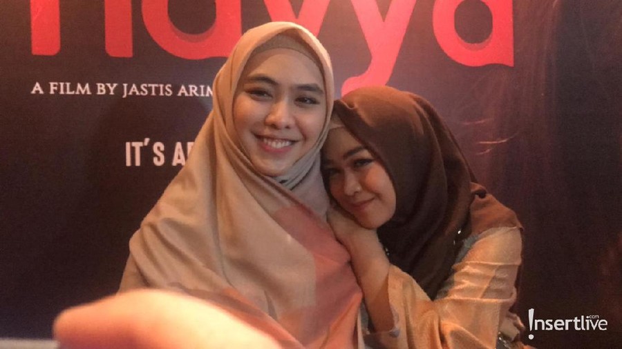 Oki Setiana Dewi menggaet Ria Ricis untuk berperan dalam film terbaru garapannya.