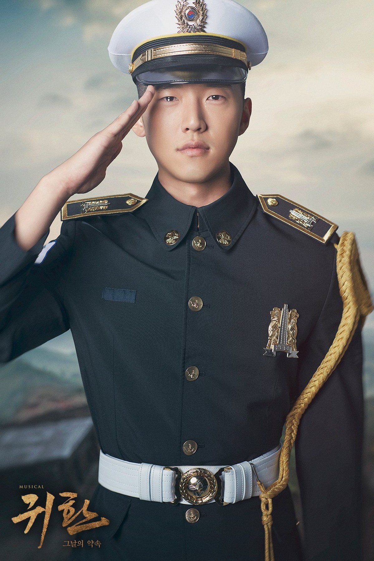 Idol K-pop ternama yang sedang tugas wajib militer seperti Xiumin&comma; Onew&comma; dan Yoon Ji Sung akan bintangi dalam musikal militer&period; Intip potretnya berikut ini&period;