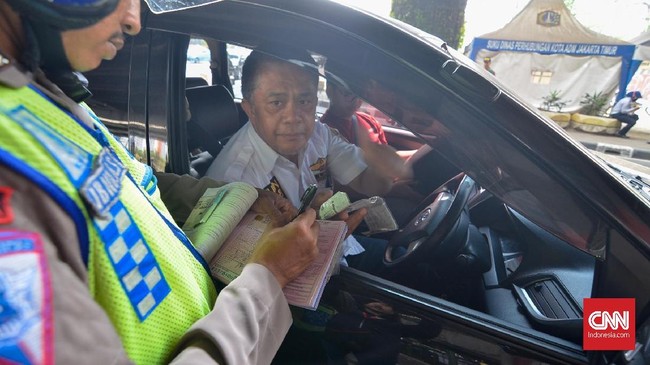 Polisi mencatat ada 1.904 pengendara roda empat yang terkena tilang pada pelaksanaan perluasan sistem ganjil genap hari pertama, Senin (9/9).