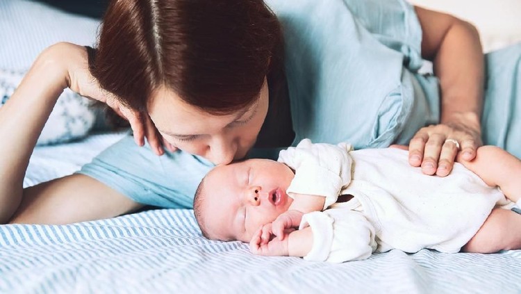 Menyusui sambil berbaring disebut-sebut dapat membahayakan bayi. Salah satunya bisa menyebabkan iritasi telinga.