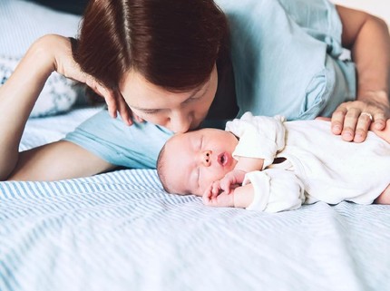 Bahaya Menyusui Bayi Sambil Berbaring, Bunda Perlu Tahu!