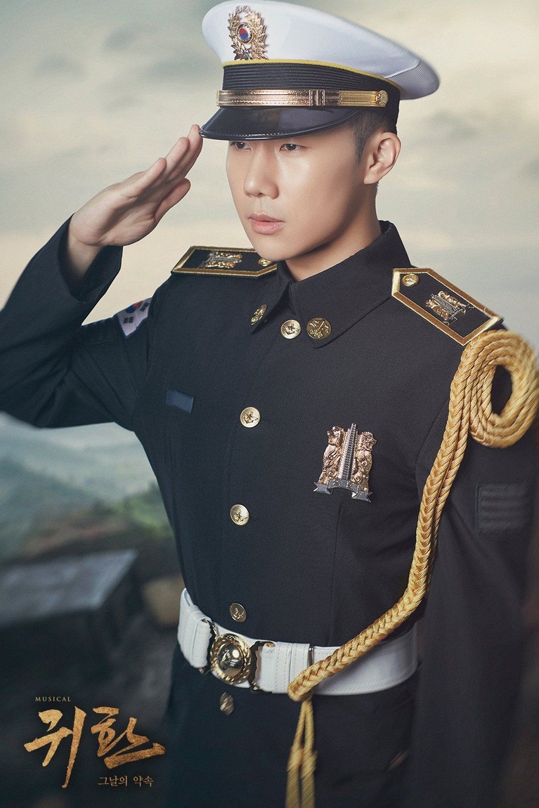 Idol K-pop ternama yang sedang tugas wajib militer seperti Xiumin, Onew, dan Yoon Ji Sung akan bintangi dalam musikal militer. Intip potretnya berikut ini.
