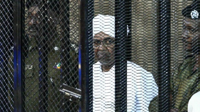 Mantan presiden Sudan, Omar al-Bashir, segera diserahkan kepada Mahkamah Internasional untuk diadili terkait kejahatan perang.