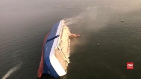 VIDEO: Kapal Pengangkut Mobil Terguling, Evakuasi Terhambat