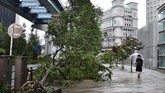 FOTO: Topan Faxai Ganggu Aktivitas Warga Jepang Topan Faxai dengan potensi angin dan hujan melanda kota Tokyo, Jepang, pada Senin (9/9) dini hari.